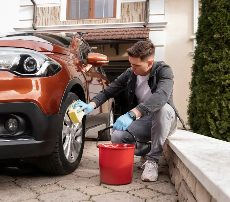 Lavage auto à domicile Bouessay : professionnel intervenant sur un véhicule